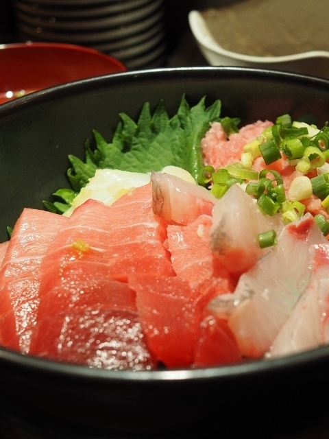 東京メトロ有楽町線月島駅 はざま 毎日築地で仕入れると言うネタが魅力の海鮮丼 年間500店以上を食べ歩く飲食店プロデューサーの食日記